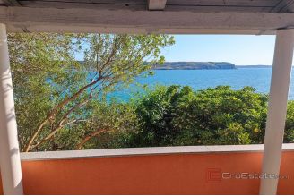 013 2021 411 near zadar house first row to the sea for sale