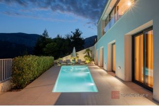 019 2048 40 Split area Attractavite villa with panoramic sea view rent