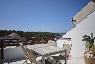 018 5368 30 island hvar Apartment with open sea view for sale