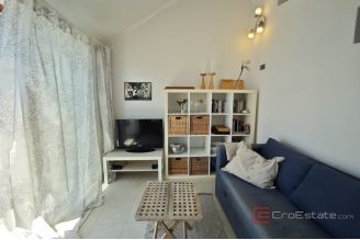 018 5368 30 island hvar Apartment with open sea view for sale