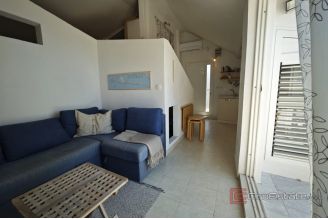018 5368 30 island hvar Apartment with open sea view for sale
