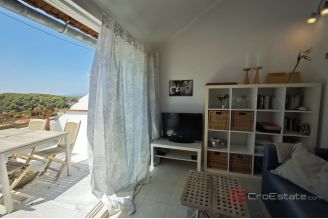 018 5368 30 island hvar Apartment with open sea view for sale