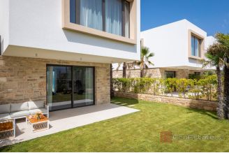 013 2046 83 Pasman Beautiful villa in the first row to the sea for sale