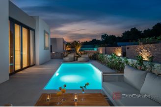 013 2046 84 Pasman Modern villa near the sea for sale