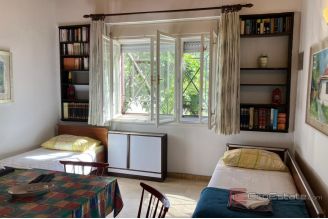 010 2049 38 Makarska Apartment house in the first row to the sea for sale