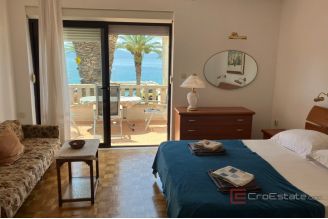 010 2049 38 Makarska Apartment house in the first row to the sea for sale