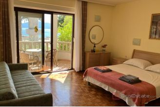 010 2049 38 Makarska Apartment house in the first row to the sea for sale