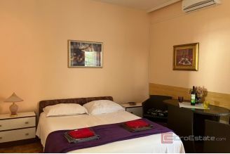 010 2049 38 Makarska Apartment house in the first row to the sea for sale