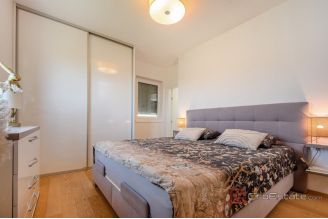 006 2047 70 Split Znjan Modern three bedroom apartment for sale