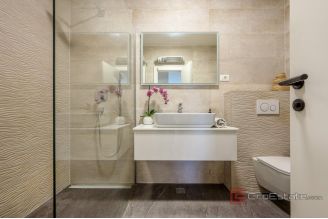 006 2047 70 Split Znjan Modern three bedroom apartment for sale