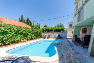 015 5372 30 island brac apartment house with swimming pool for sale