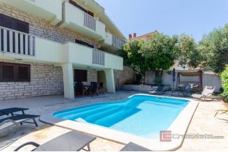 015 5372 30 island brac apartment house with swimming pool for sale