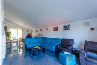 015 5372 30 island brac apartment house with swimming pool for sale