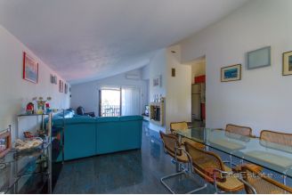 015 5372 30 island brac apartment house with swimming pool for sale