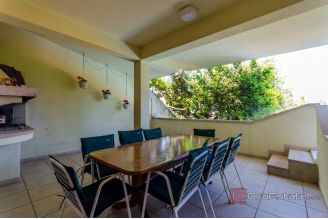 015 5372 30 island brac apartment house with swimming pool for sale