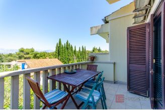 015 5372 30 island brac apartment house with swimming pool for sale