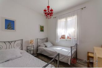 015 5372 30 island brac apartment house with swimming pool for sale