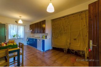 015 5372 30 island brac apartment house with swimming pool for sale