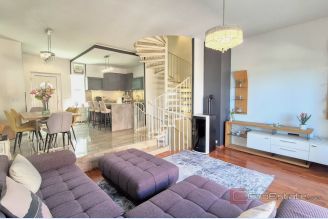001 2047 72 Ciovo Three bedroom apartment with garage for sale