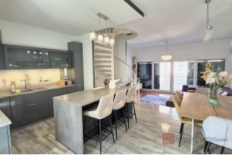 010 2047 72 Ciovo Three bedroom apartment with garage for sale