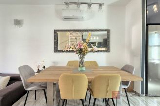 010 2047 72 Ciovo Three bedroom apartment with garage for sale