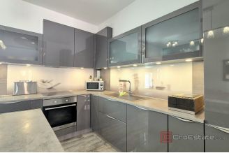 010 2047 72 Ciovo Three bedroom apartment with garage for sale