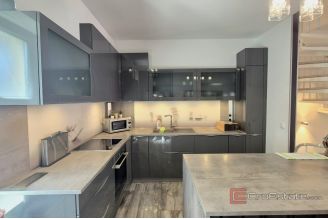 010 2047 72 Ciovo Three bedroom apartment with garage for sale