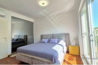 010 2047 72 Ciovo Three bedroom apartment with garage for sale
