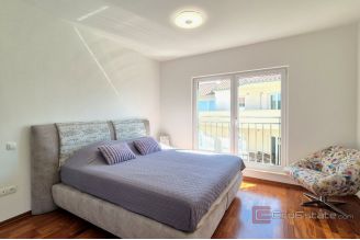 010 2047 72 Ciovo Three bedroom apartment with garage for sale