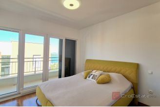 010 2047 72 Ciovo Three bedroom apartment with garage for sale