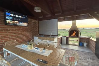 022 5373 30 krizevci modern house with swimming pool for sale