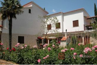 009 5377 30 Pula Three apartment units for sale