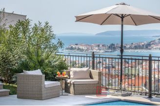 017 2048 44 Split area Modern apartment with pool and a sea view for sale