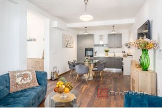 017 2048 44 Split area Modern apartment with pool and a sea view for sale