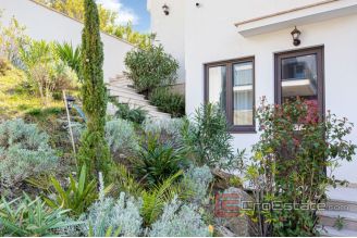 017 2048 44 Split area Modern apartment with pool and a sea view for sale