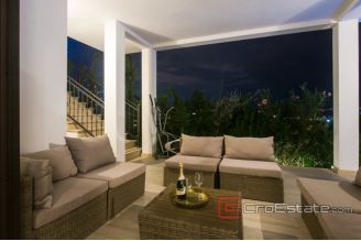 017 2048 44 Split area Modern apartment with pool and a sea view for sale
