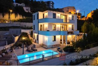 017 2048 44 Split area Modern apartment with pool and a sea view for sale