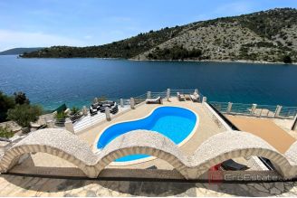 020 2044 56 Marina Seafront apartment villa for sale