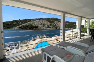 020 2044 56 Marina Seafront apartment villa for sale