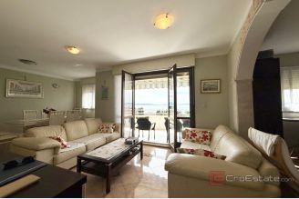 001 2041 104 Split Meje Spacious apartment with a sea view for sale
