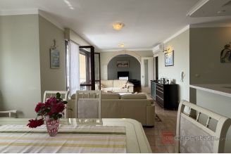 008 2041 104 Split Meje Spacious apartment with a sea view for sale