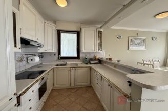 008 2041 104 Split Meje Spacious apartment with a sea view for sale