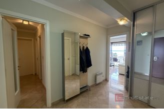 008 2041 104 Split Meje Spacious apartment with a sea view for sale