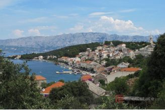 006 2031 194 Brac House with land in the first row to the sea for sale