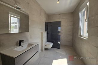 013 5381 30 Makarska Modern house with pool and a sea view for sale