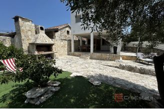 013 2052 60 Drvenik Authentic house in the heart of untouched nature for sale