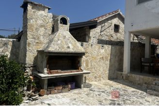 013 2052 60 Drvenik Authentic house in the heart of untouched nature for sale