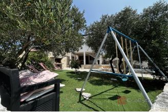 013 2052 60 Drvenik Authentic house in the heart of untouched nature for sale