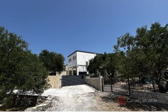 013 2052 60 Drvenik Authentic house in the heart of untouched nature for sale