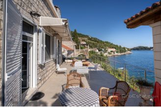 015 1027 01 dubrovnik stone house first row to the sea for sale